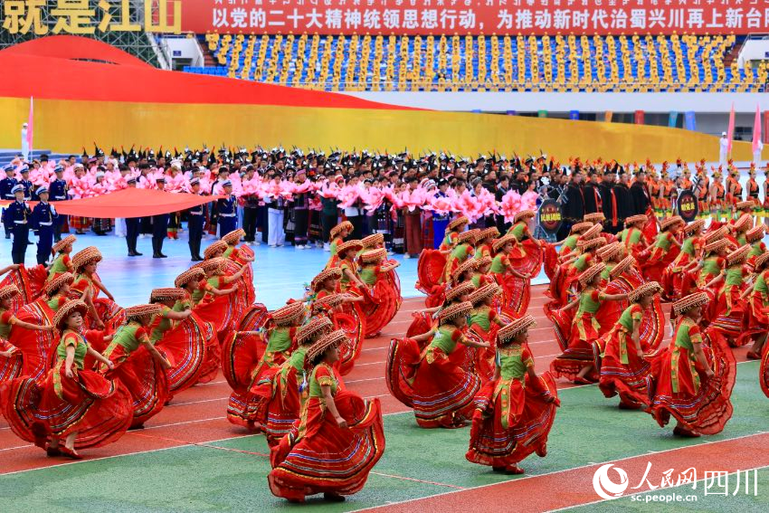 慶祝涼山彝族自治州成立70周年文藝演出現(xiàn)場。人民網(wǎng) 朱虹攝