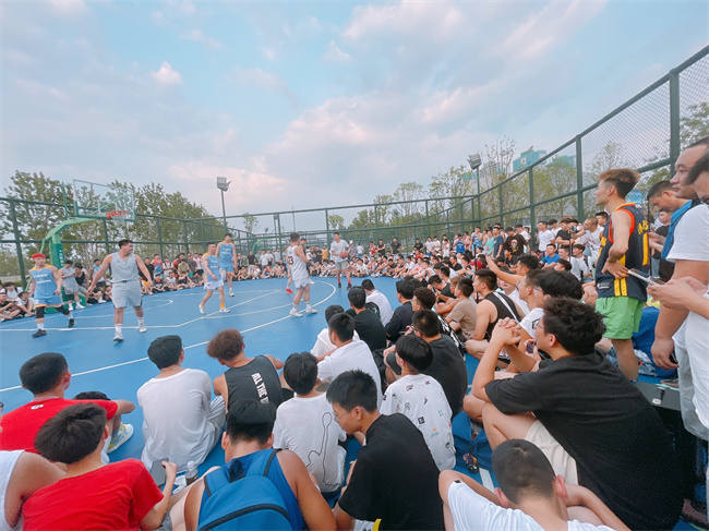 市民在鳳凰山體育公園全民健身中心運動。鳳凰山體育公園供圖