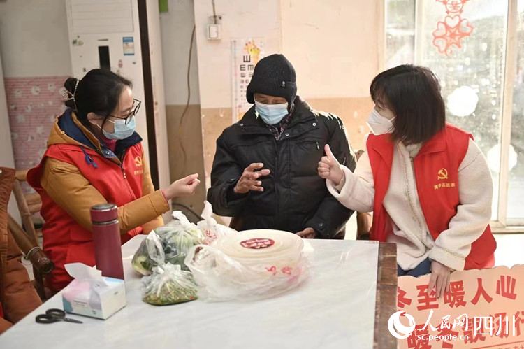 志愿者將羊肉湯送到養老院。陳靜攝