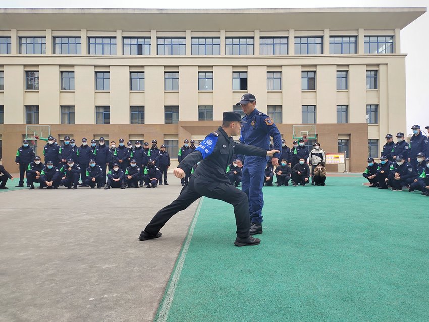 巡警大隊警務教官加班加點開展分局新招輔警培訓工作。成都高新公安供圖