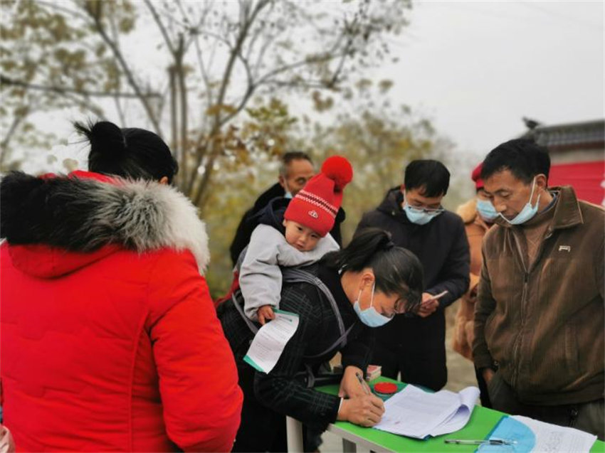 村民分紅笑開顏。江南鎮人民政府供圖