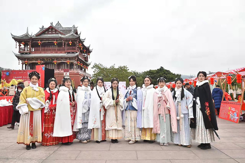 穿著漢服游洛帶。龍泉驛區委宣傳部供圖