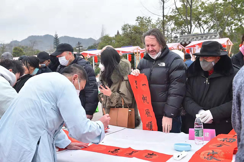 為百姓寫春聯、送福字，營造歡樂祥和的年節氣氛。龍泉驛區委宣傳部供圖