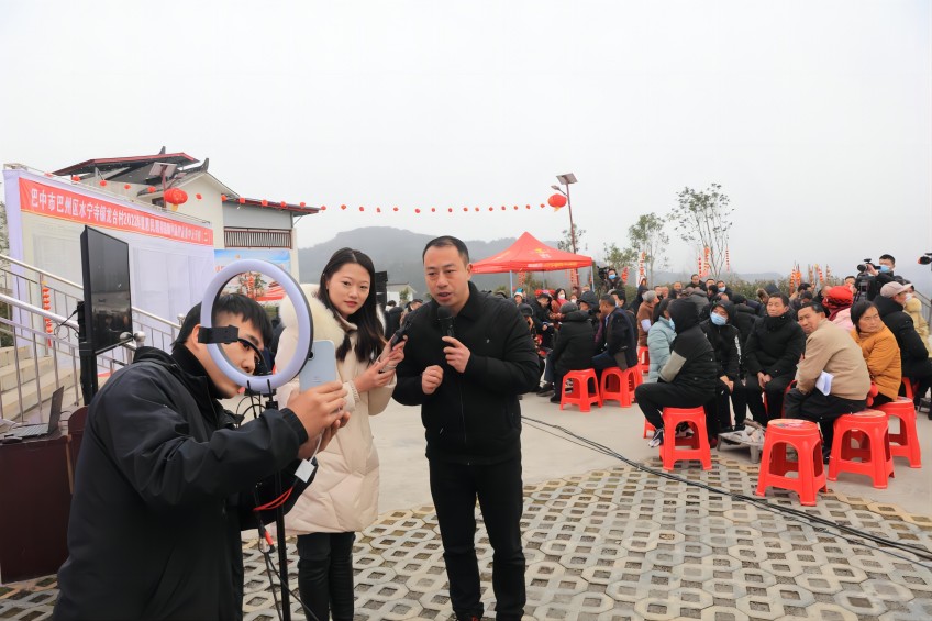 巴州區水寧寺鎮干部在活動現場通過網絡直播為線上群眾宣傳解答惠民惠農政策。巴州區紀委監委會供圖