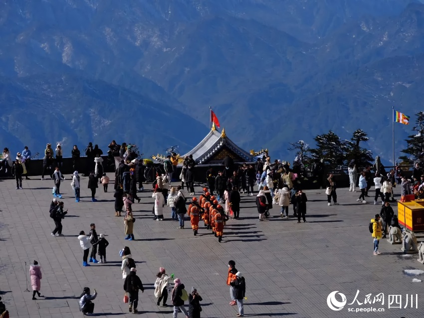 隨著春節臨近，省內各大旅游景點游玩的游客日漸增多。程雪力攝