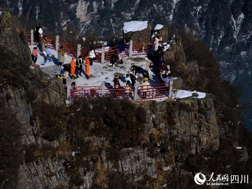 消防救援人員悉心提醒游客注意防火要求。程雪力攝