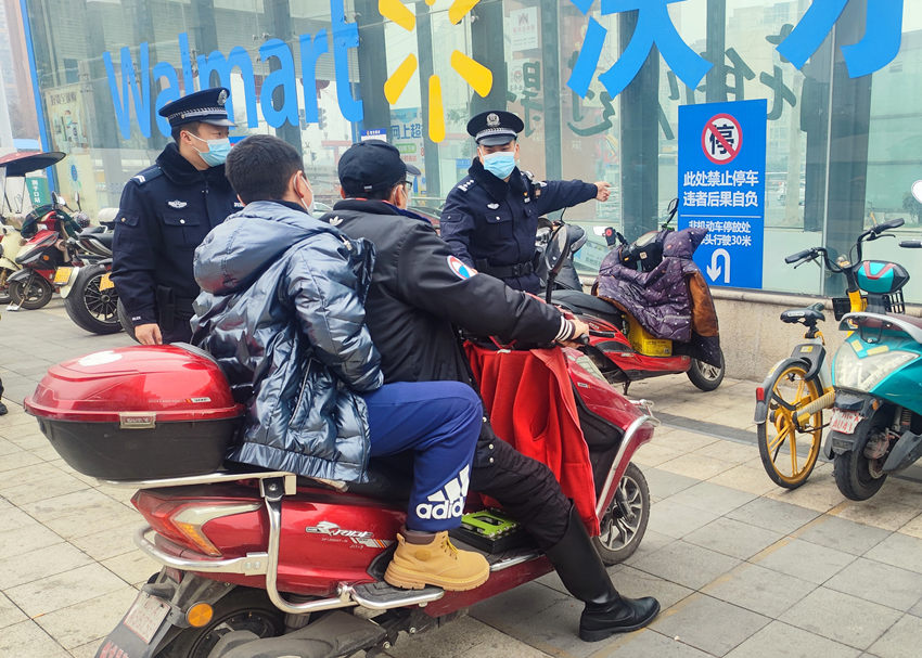 正在執勤的社區民警熊村輝、輔警楊波。成都市金牛區公安分局供圖