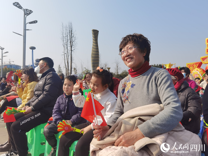 宜賓市高縣市民鄧甫明和孫女孫子在觀看表演。人民網 王洪江攝