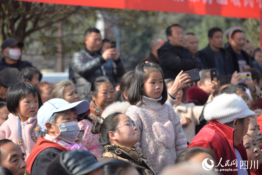 正在觀看表演的筠連縣群眾。人民網 王洪江攝