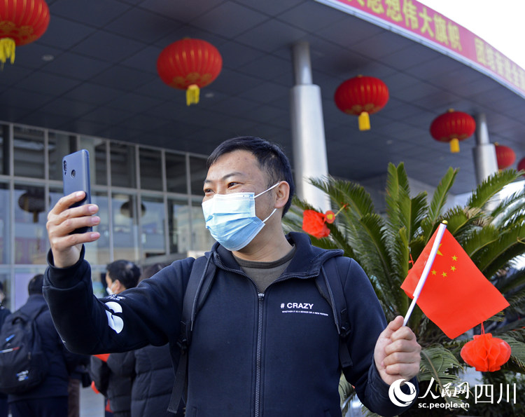 登機前，先和親人視頻聊天。李霞攝