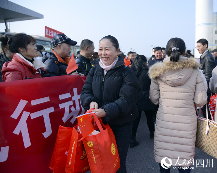 為每位遠行的老鄉送上新年禮包。李霞攝