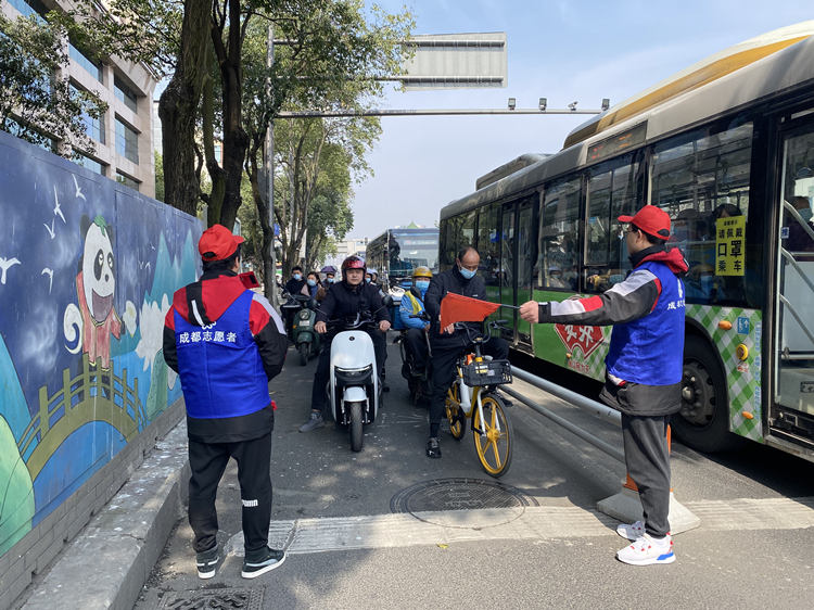 文明交通勸導員在路口勸導市民按章騎行。青羊區融媒體中心供圖