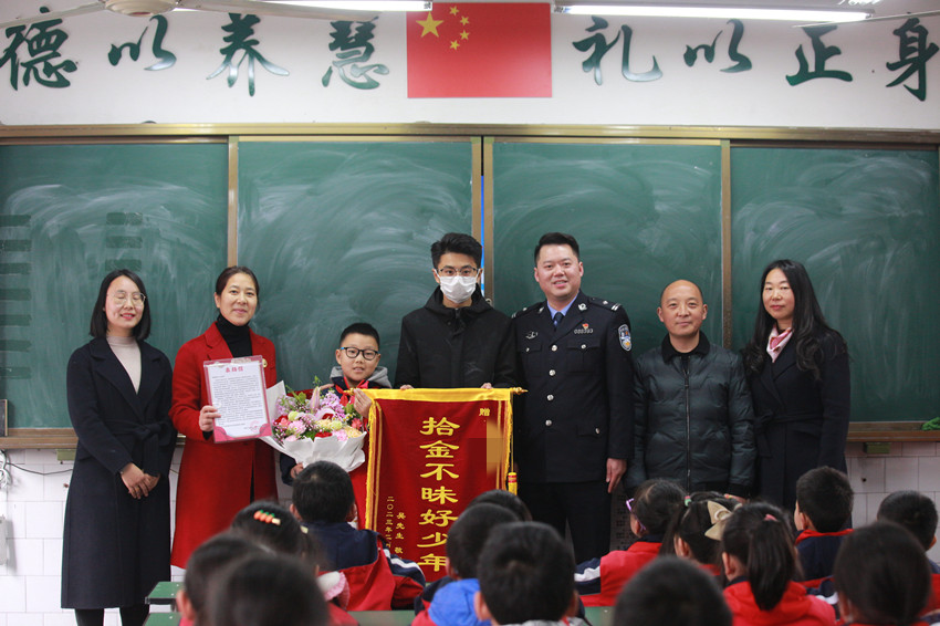 失主和民警送來錦旗。資陽市公安供圖