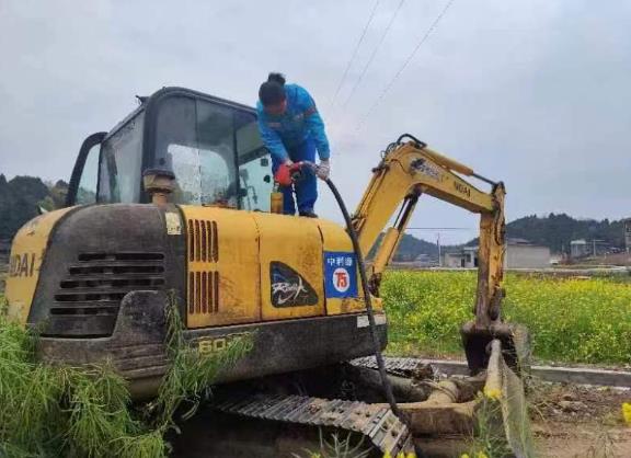 中石油四川銷售德陽(yáng)分公司為中江縣回龍鎮(zhèn)竹堰新村油菜種植農(nóng)戶送油 董丁菱攝