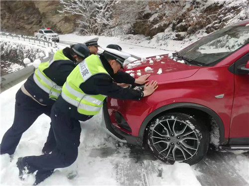 民警幫助被困車輛。江油關派出所供圖