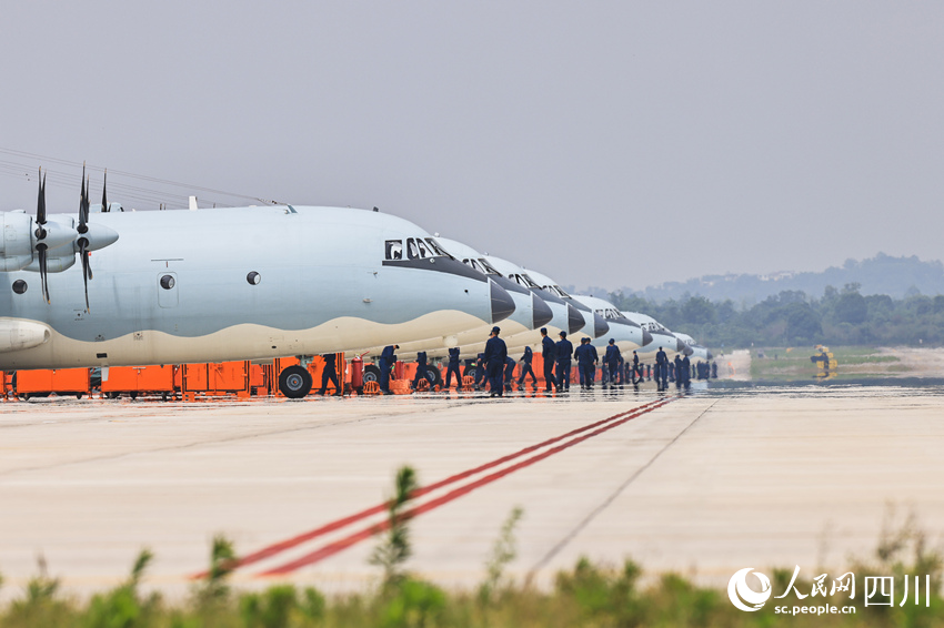 航空兵某部集群拉動前，機務人員進行飛行前準備。曾家齊攝