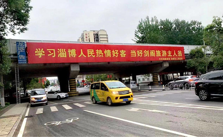 忙碌的擺渡車。劍閣縣融媒體中心供圖