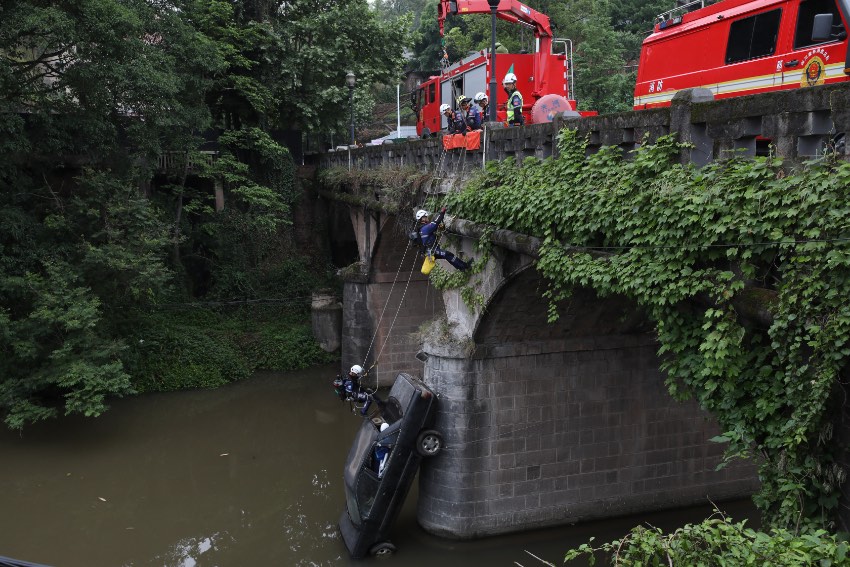 四川山岳救援大隊(duì)河道救援。四川省應(yīng)急管理廳供圖