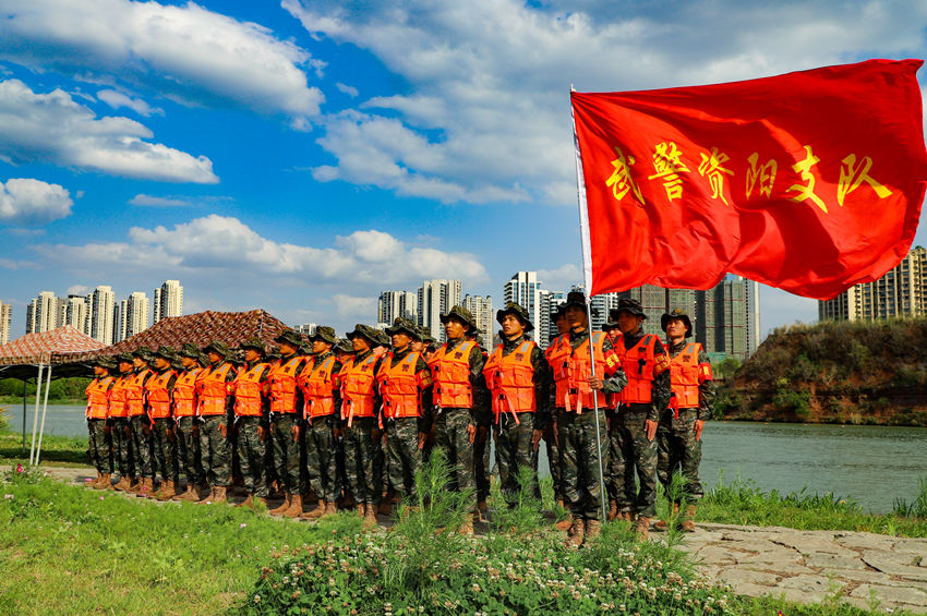 嚴陣以待。武警四川總隊資陽支隊供圖