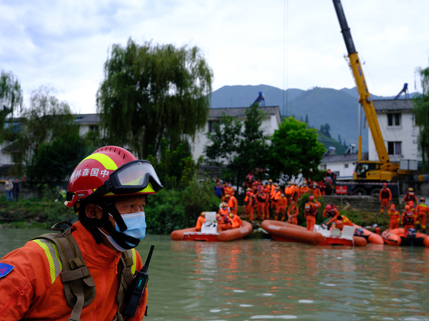 高吉永和戰(zhàn)友們?cè)跒o定抗震救災(zāi)。四川省森林消防總隊(duì)