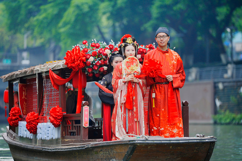 參加集體婚禮的一對新人。成都市錦江區(qū)宣傳部供圖