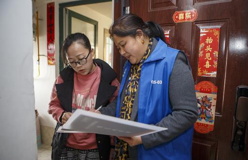 2月4日，錦城社區(qū)玲瓏郡小區(qū)志愿者服務(wù)隊隊長、微網(wǎng)格員鄭成英向小區(qū)居民收集信息