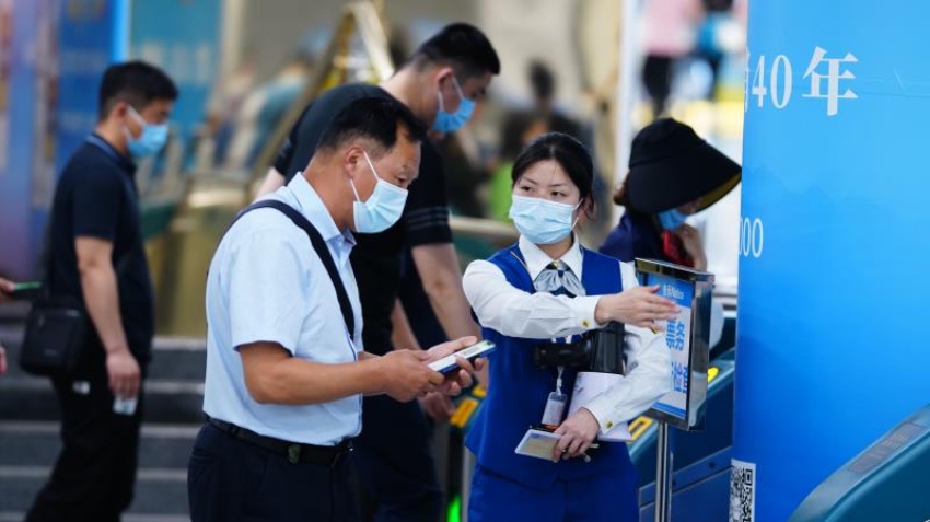 圖為成都地鐵杜家碾站組織球迷、乘客有序通行。成都軌道集團(tuán)供圖