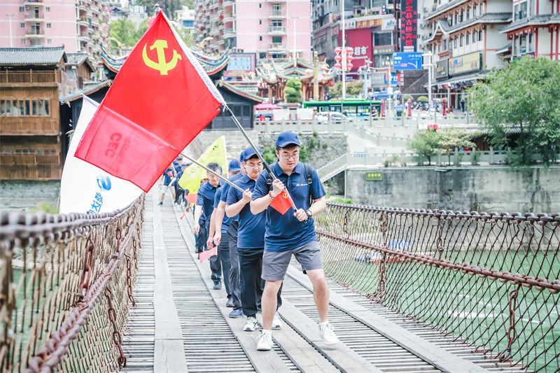 青年黨員代表通過瀘定橋。桑達股份供圖