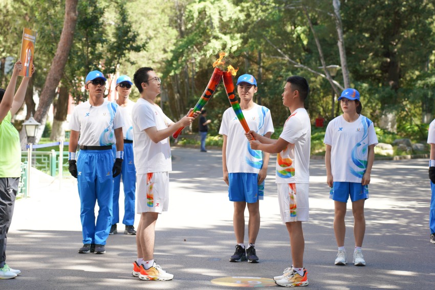 火炬手正在傳遞成都大運會火炬。成都大運會執委會供圖