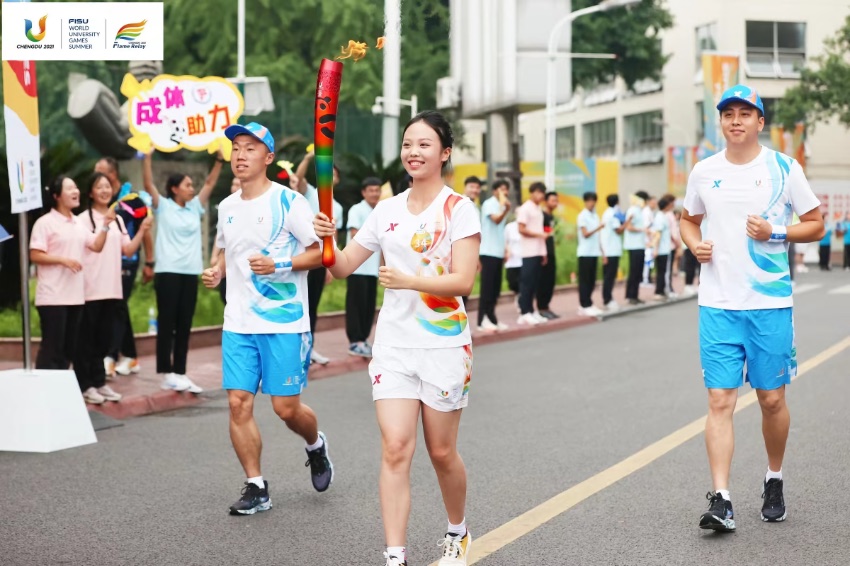 大運會火炬?zhèn)鬟f成都站。大運會組委會供圖