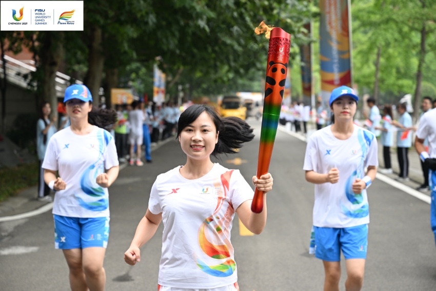 大運會火炬?zhèn)鬟f成都站。大運會組委會供圖