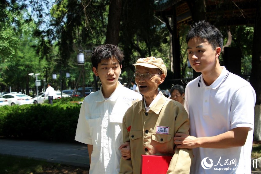 圖為川大學生迎接老兵進校園。何香怡攝