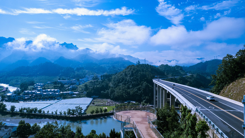 萬源旅游大通道與新農(nóng)村 張?zhí)烀鲾z