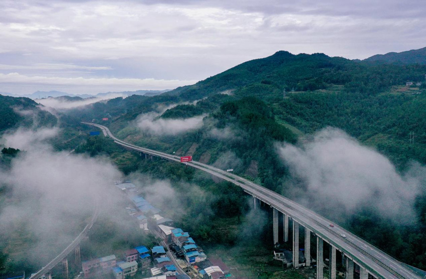 萬源新建旅游大通道——萬八快速與萬源至白沙鐵路齊頭并進。張天明攝