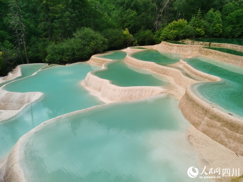 美麗的神仙池。人民網 劉海天攝