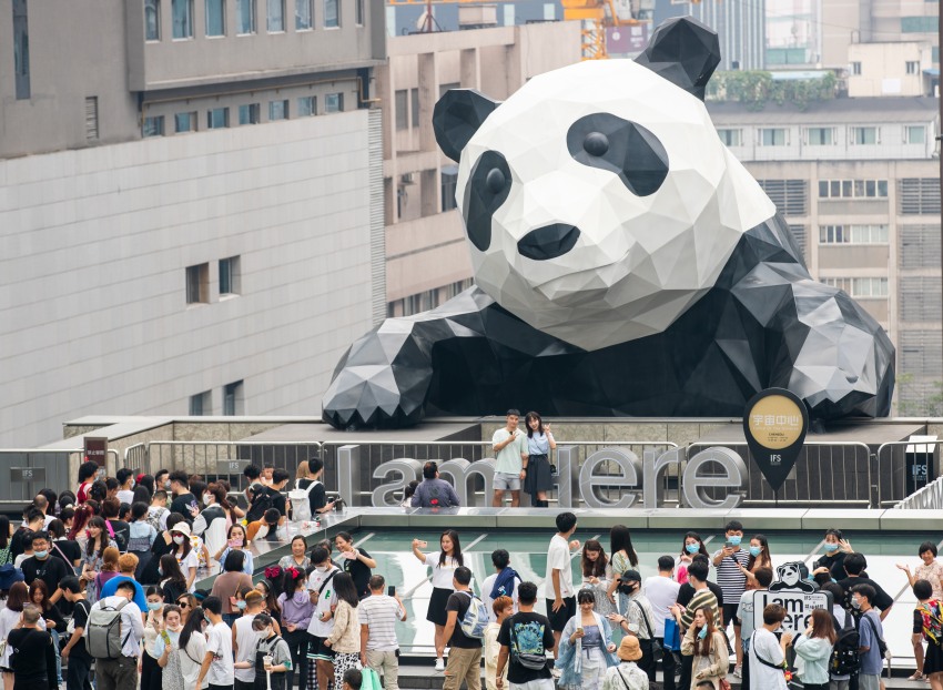 市民游客與網紅爬墻熊貓合影打卡。成都大運會執委會供圖