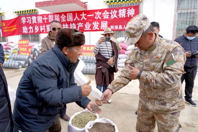 軍民親切交流。阿壩州委宣傳部供圖