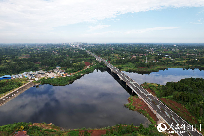 俯瞰新建成的內(nèi)（江）大（足）高速公路四川省內(nèi)江市東興區(qū)段。蘭自濤攝