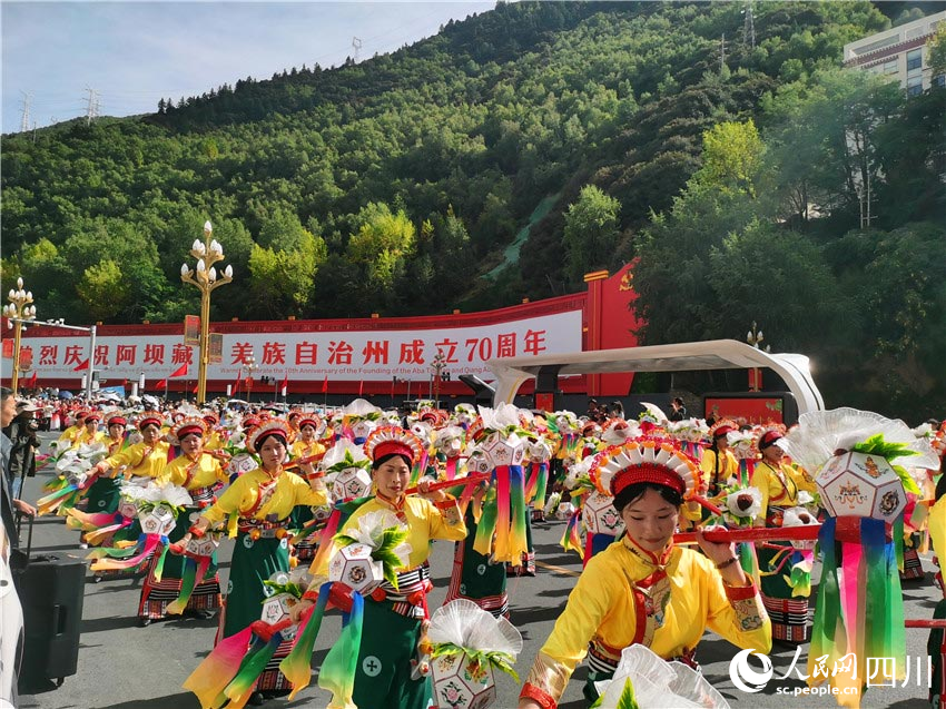 參加非遺巡游，展示文化自信。人民網(wǎng)記者 劉海天攝