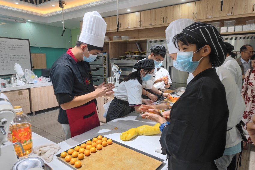 成都市特校學生一起做月餅，迎接雙節。成都市殘聯供圖