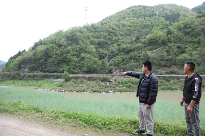 董正建父子介紹當時營救情景。馬發海攝