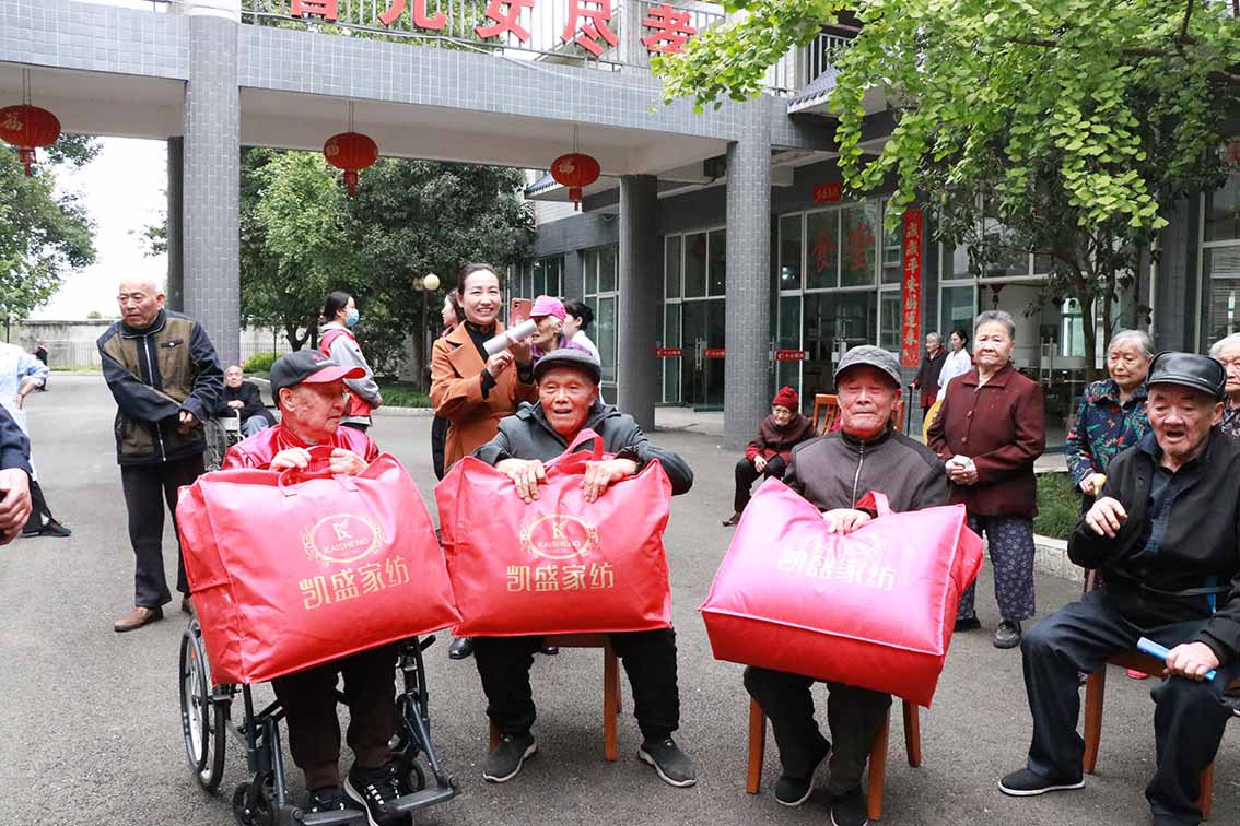 為老人送棉被。眉山市彭山區委宣傳部供圖