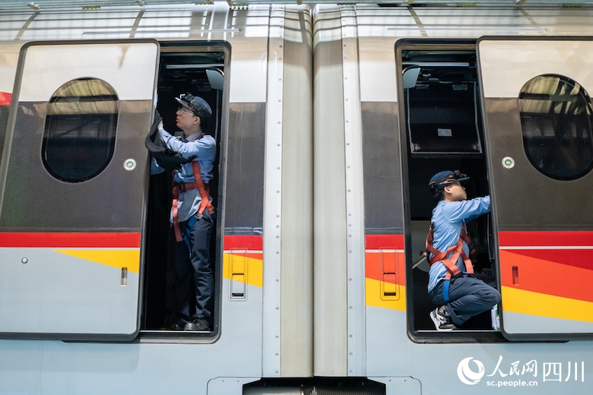 機械師對列車進行檢查。黃強攝