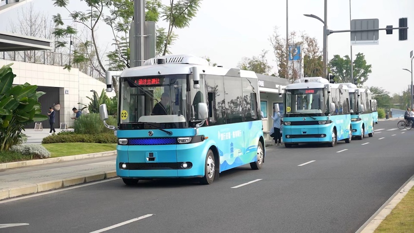 乘客可在站臺等候乘車。成都經(jīng)開區(qū)供圖