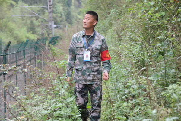 董正建在鐵路沿線巡查。馬發海供圖