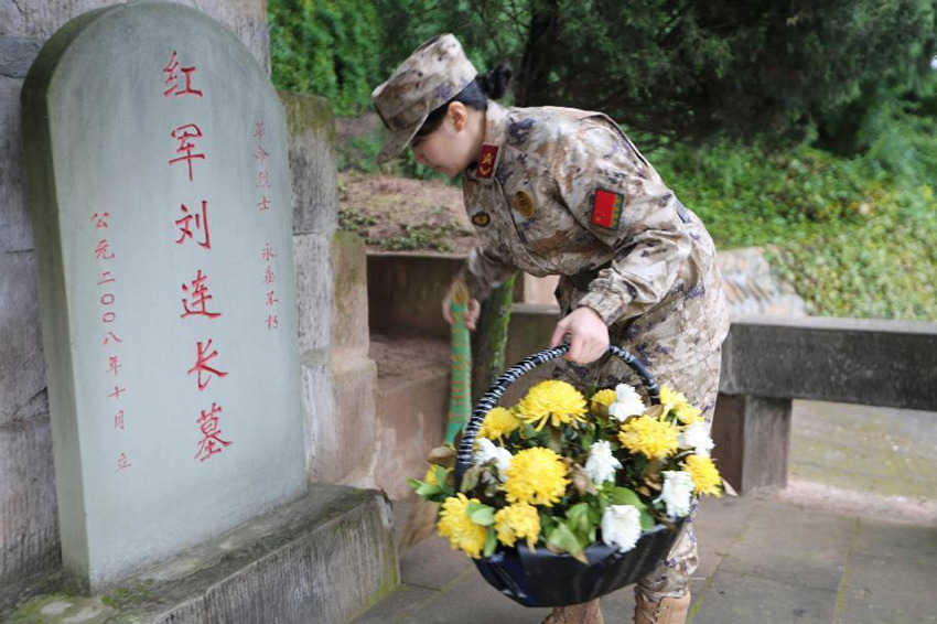 馮煉為“劉連長”獻花籃。四川省軍區供圖