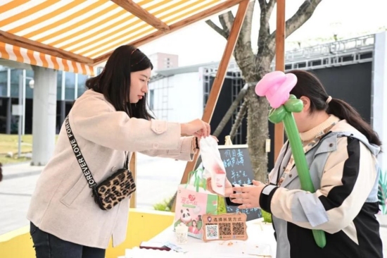 位于天府芙蓉園的武侯區“向陽而生”愛心集市攤位。成都市殘聯供圖