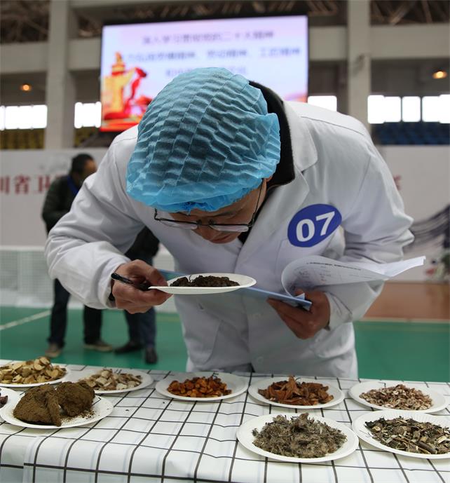 參賽選手通過看摸聞嘗識別中藥飲片。四川省中醫藥管理局供圖