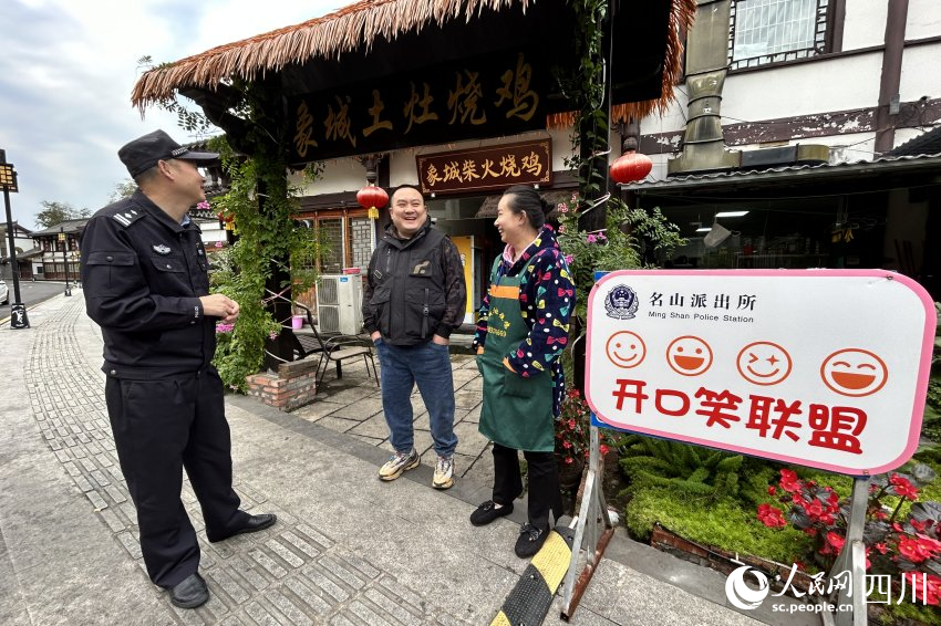 民警與“開口笑”聯盟成員交流近期情況。人民網 彭茜攝