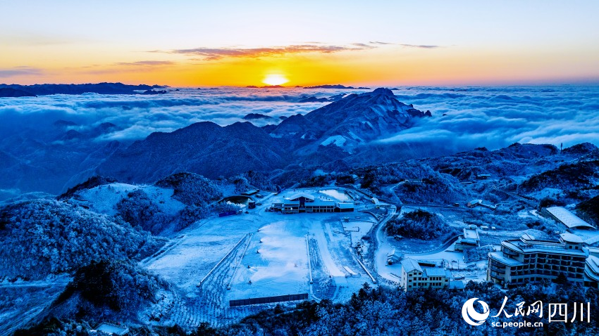 陽光下的巴山大峽谷，云海翻滾。王利攝